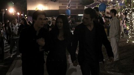  Damon's so funny here "What are tu doing?" "Saving your life" lol