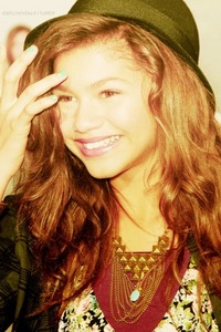  Round 14 CLOSED Round 15 OPEND Zendaya with a hat Good Luck!!