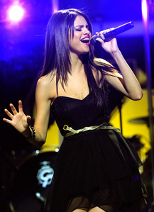 Hey guys ,
This is my 2nd contest on fanpop but the 1st contest for selena ;) , 

So the rules are...