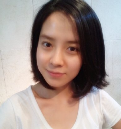  Actress Song Ji Hyo recently chopped her beautiful long hair off and went for a short cut. In her up