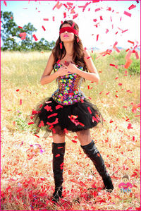  Round 8 x Post a pic of Selena in Amore te like a Amore song winner gets 6 props Like this one xxxxx