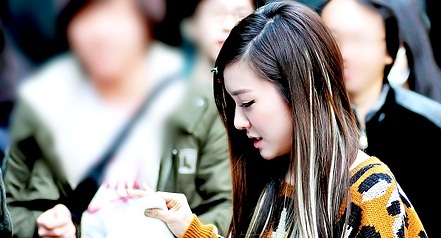  YAY!! Correct!! Q10: What is tiffany holding?