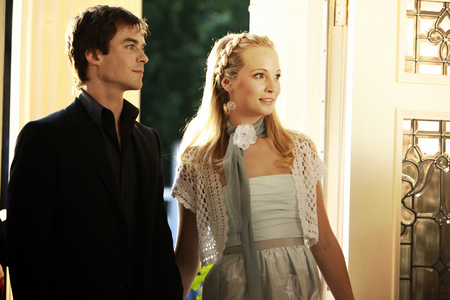  día 16: [u]Least favorito! couple?[/u] [b]Damon & Caroline[/b]. [i]These 2 are actually my absolute f