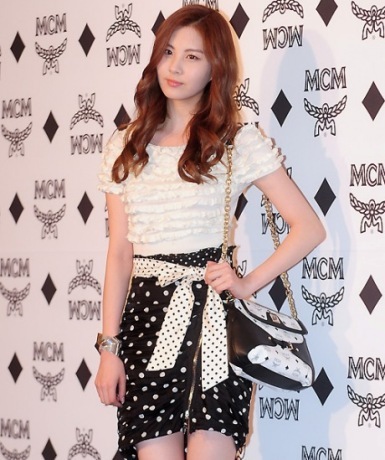  Seohyun wearing black and white ^^