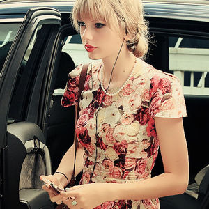 Round 1 is closed 

Round 2 - Taylor wearing a floral dress



