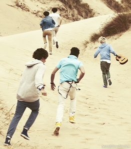 Well...they all wear the same......Zayn ?


[b]This One = [/b]
