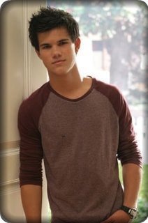 I LOVE U TAYLOR LAUTNER AND I THINK UR THE SEXIEST GUY IN THE WROLD 