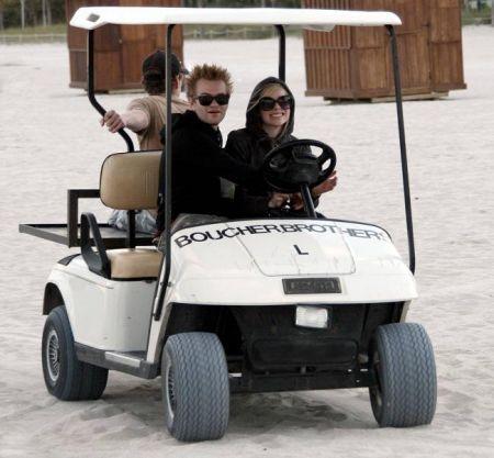 funny car haha :) but i wonder who setting behind them :0
i want avril singing in black star tour
