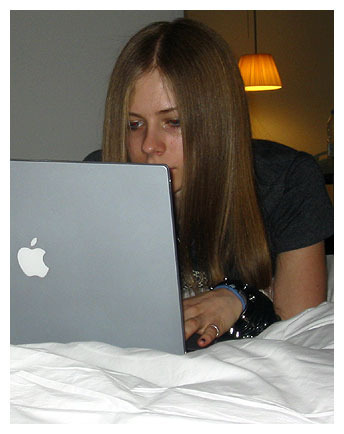 you said Apple computer or apple fruit? haha :S 

anyway... Avril in the Bahamas