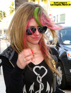  Avril Lavigne and Deryck Whibley on the strand