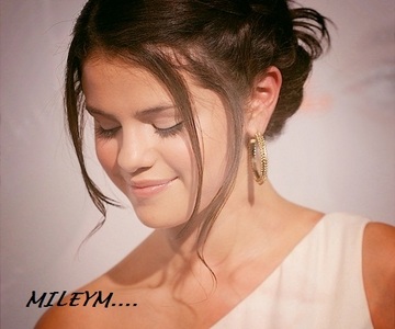  post any pic of sel...write the name of any fanpoper who is very special to u.. for eg in my pic AN
