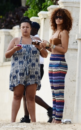  09-08 Rihanna on Barbados plage