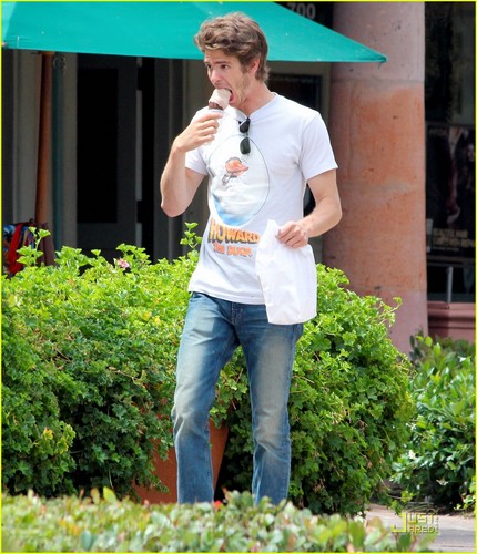  Andrew गारफील्ड enjoys an ice cream cone on Monday (August 15) in Malibu, Calif.