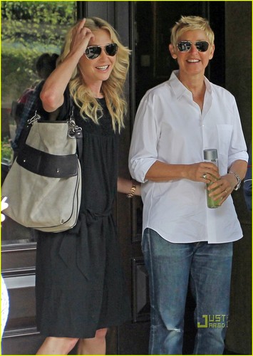  Ellen DeGeneres: Starbucks Stop with Portia!