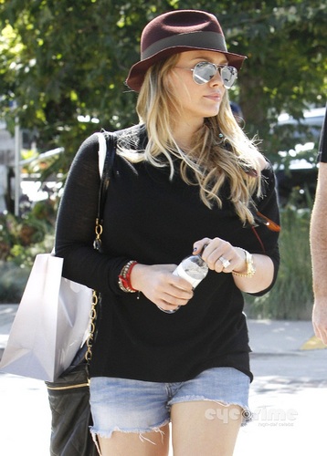 Hilary - With Mike shopping in Malibu - August 14, 2011