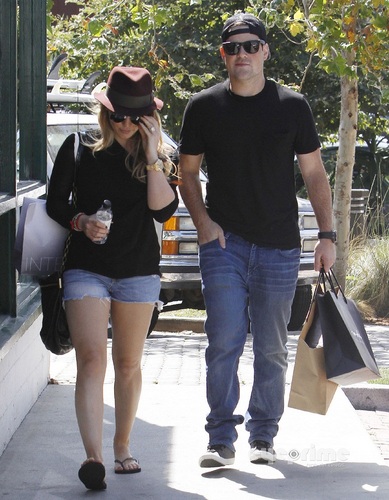 Hilary - With Mike shopping in Malibu - August 14, 2011