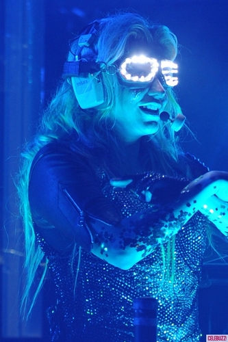  K$ Crazy Glowing Glasses at Miami show, concerto aug 8!