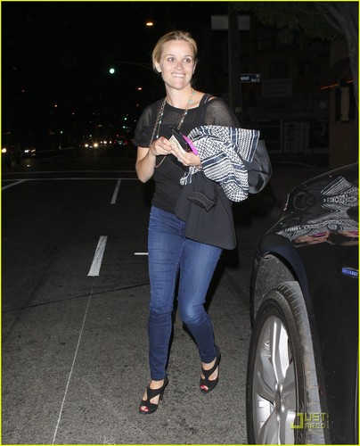  Reese Witherspoon: Saturday Night رات کے کھانے, شام کا کھانا Out