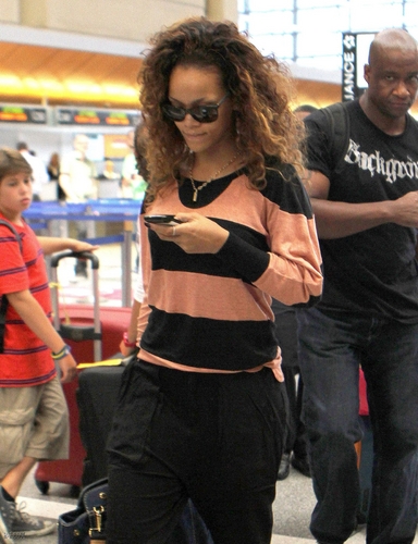  Rihanna - At LAX Airport - August 13, 2011 HQ