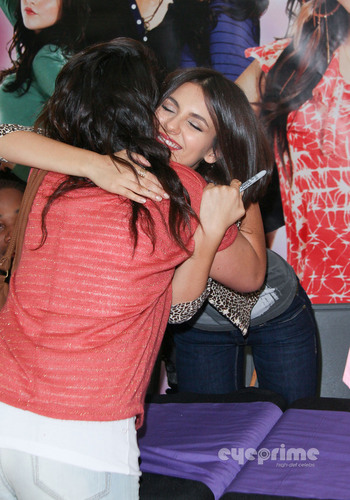  Victoria Justice: Victorious CD Signing in Duarte, CA, August 13
