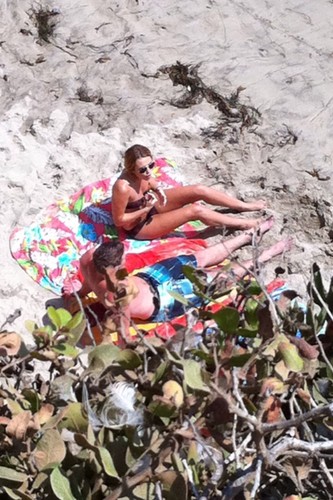 20. August- Miley At a plage with Liam in CA