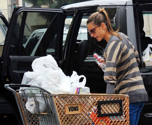  Alessandra Ambrosio And Daughter Out Grocery Shopping