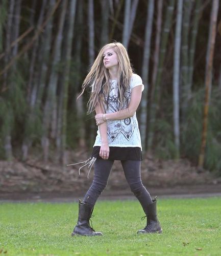  Avril Lavigne Behind The Scenes Of Alice Muzik Video