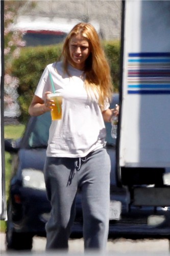  Blake Lively on set The Savages