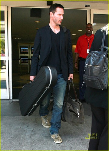  Keanu Reeves Lands at LAX