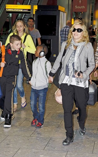  Madonna: Лондон Landing with Brahim & the Kids!