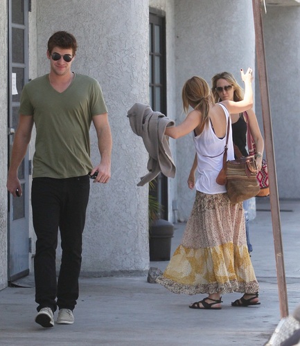 Miley - Out to lunch in Burbank - August 17, 2011