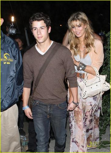  Nick Jonas & Delta Goodrem: konzert Going Couple (08.17.2011) !!!