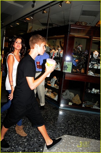  Selena - At smoothie King With Justin Bieber - August 19, 2011