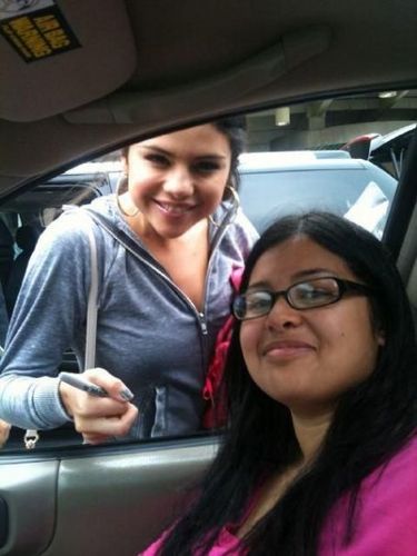 Selena with her fan ♥