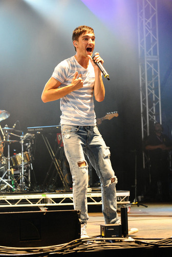 At V Festival 2011!! (Sizzling Hot) He's Reali Fit! (Love EVERYFING Bout Him!) 100% Real ♥ 