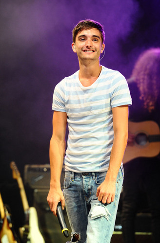  At V Festival 2011!! (Sizzling Hot) He's Reali Fit! (Love EVERYFING Bout Him!) 100% Real ♥