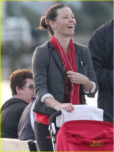 Candids:Evi with family in Wellington, NZ (Aug 21 2011)