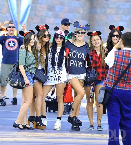 Demi - Having a fun দিন at Disneyland in Anaheim, CA - August 21, 2011