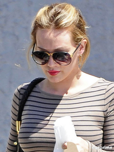 Hilary - Getting Some Lunch in Hollywood - August 22, 2011