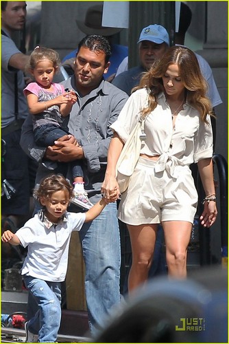  Jennifer Lopez: 'Papi' Shoot with Max and Emme!