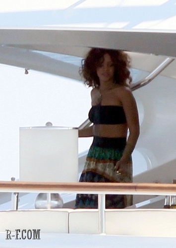  রিহানা - Boating in the South of France - August 22, 2011