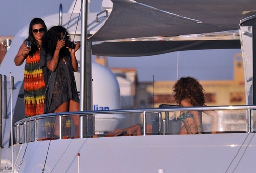  Рианна - On a yacht in St Tropez - August 22, 2011