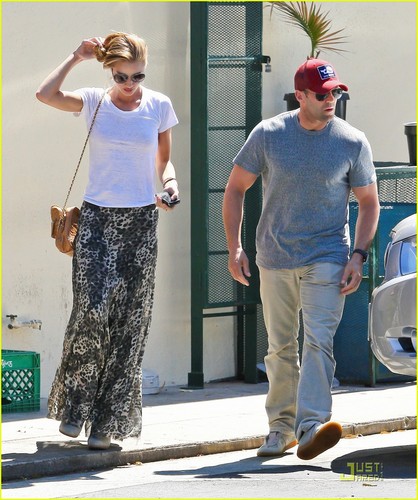 Rosie Huntington-Whiteley and boyfriend Jason Statham leave Cafe Med on Monday (August 22)