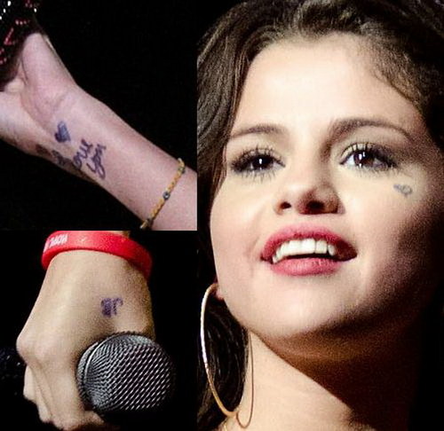  SEL PUTS 'JB' ON HER HAND