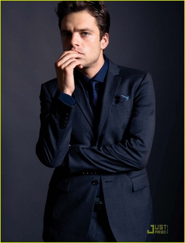 Sebastian Stan: 'August Man' foto Shoot!