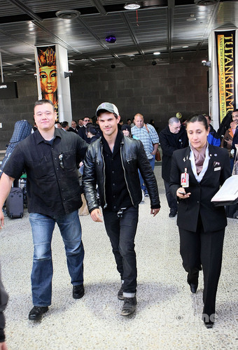  Taylor Lautner arrives at Melbourne Airport, Aug 22