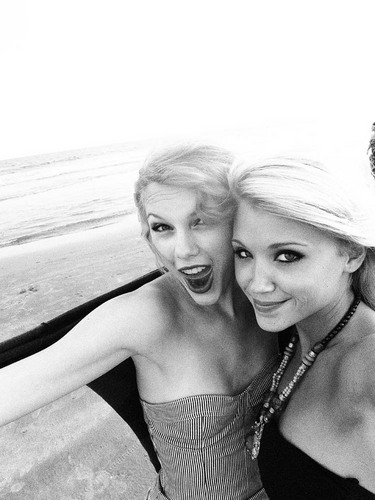  Taylor with her دوستوں in Charleston