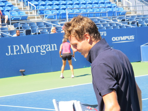  Tomas Berdych ... and which girl butt is it?