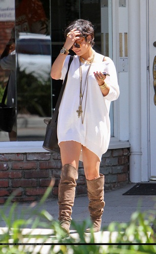  Vanessa - Out and about in Studio City - August 22, 2011