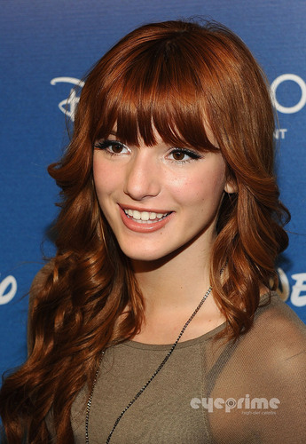  Bella Thorne : “Shake It Up” Panel at 迪士尼 Expo in Anaheim, August 21